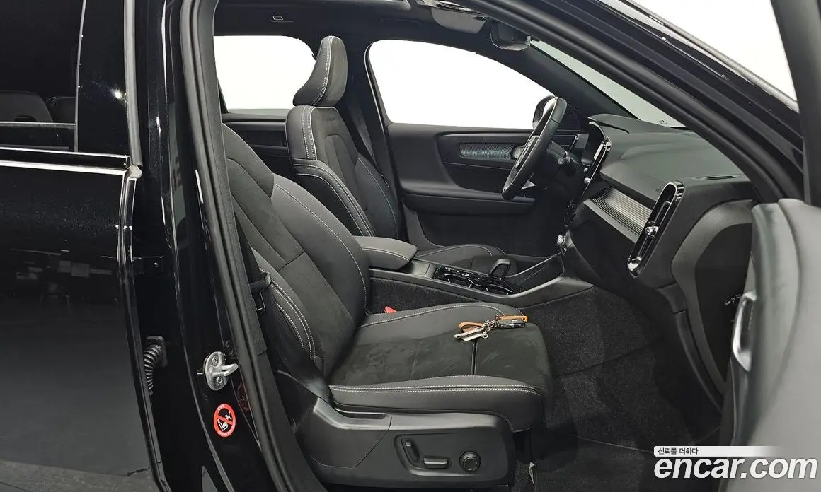 Volvo XC40 2025 2.0 автомат (гидро), фото 13