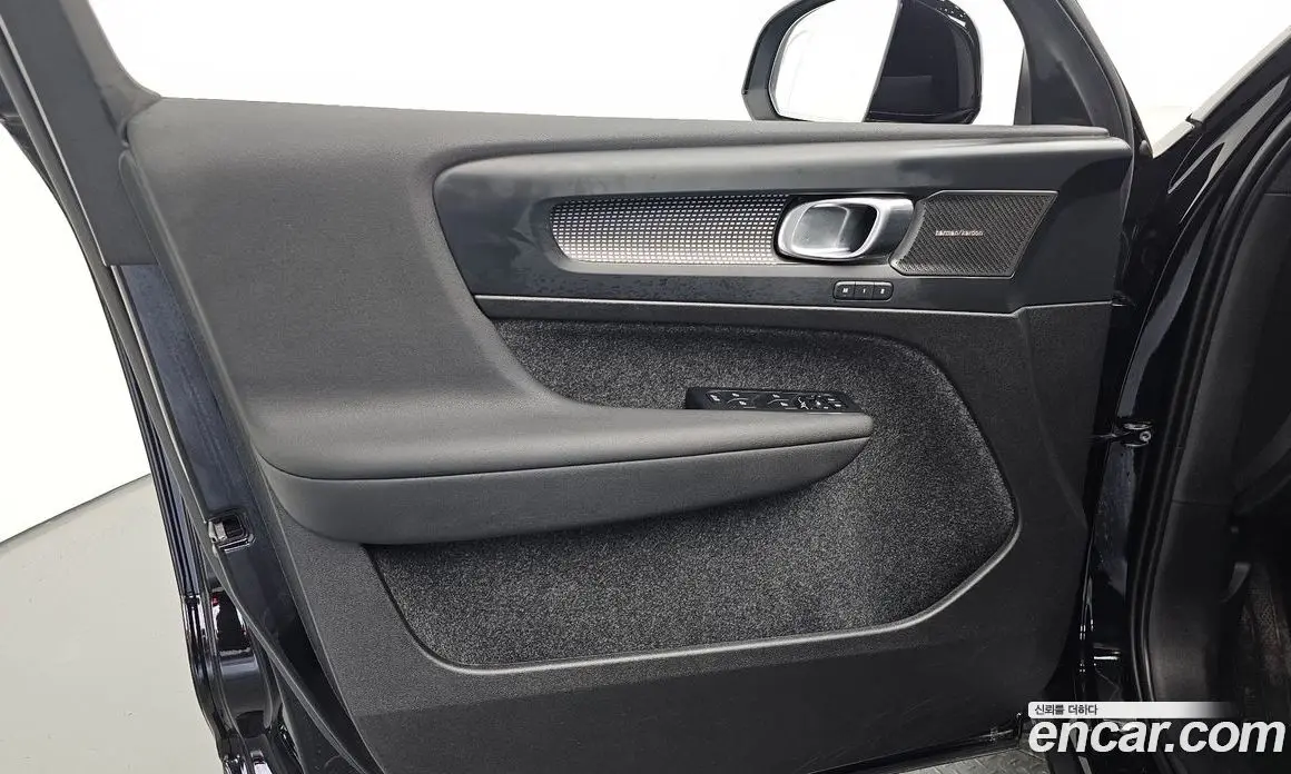 Volvo XC40 2025 2.0 автомат (гидро), фото 14