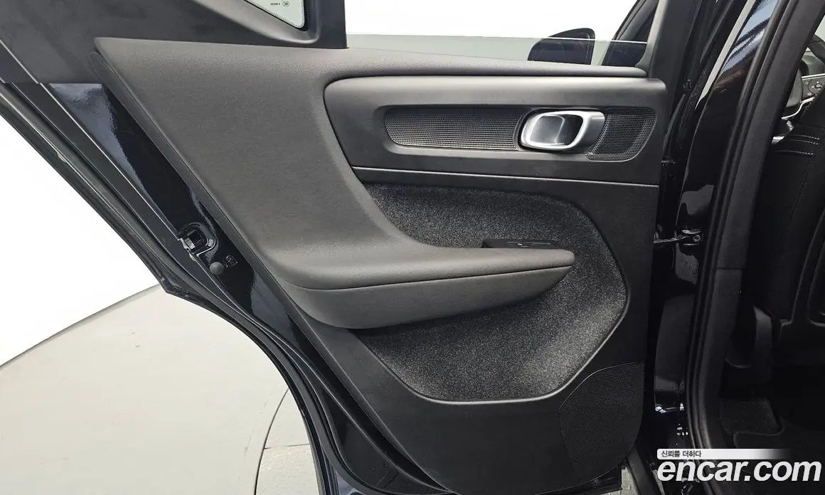 Volvo XC40 2025 2.0 автомат (гидро), фото 15