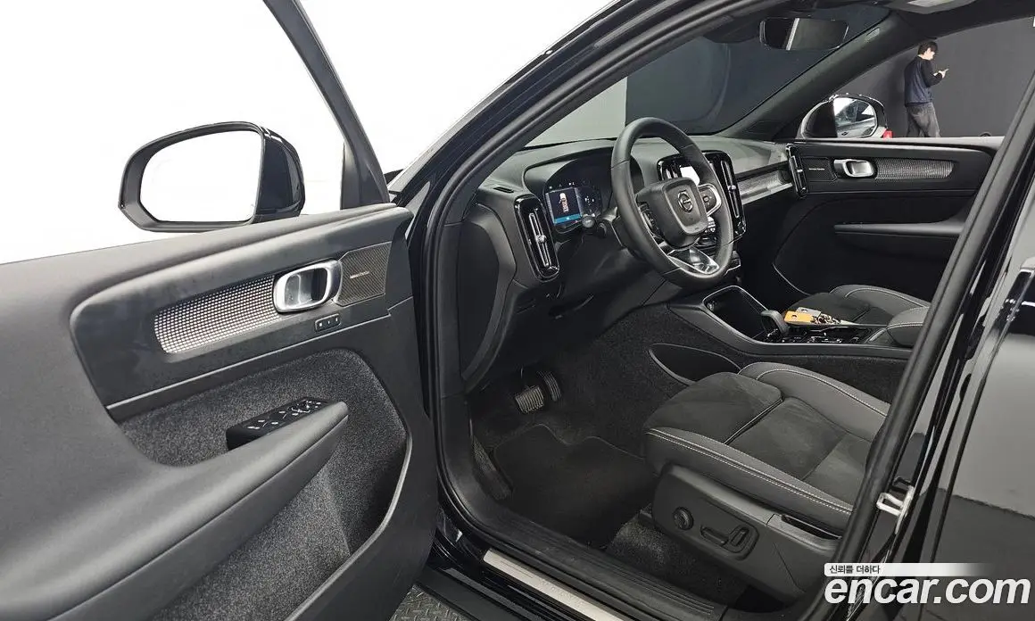 Volvo XC40 2025 2.0 автомат (гидро), фото 17