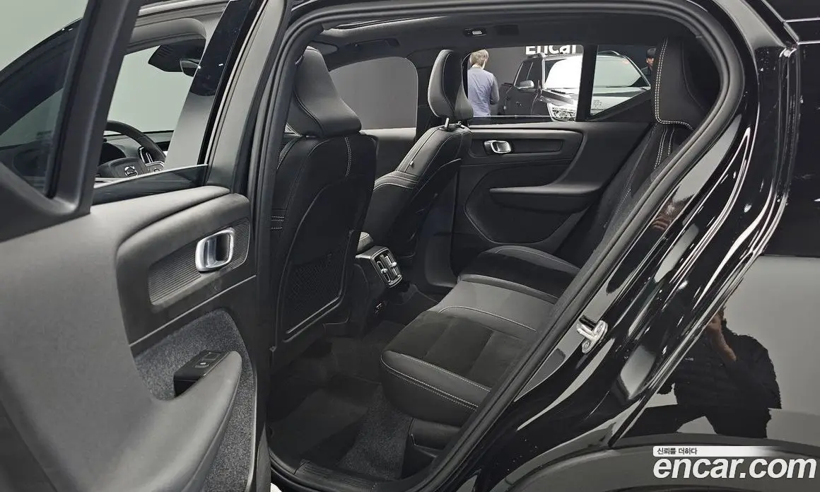 Volvo XC40 2025 2.0 автомат (гидро), фото 18