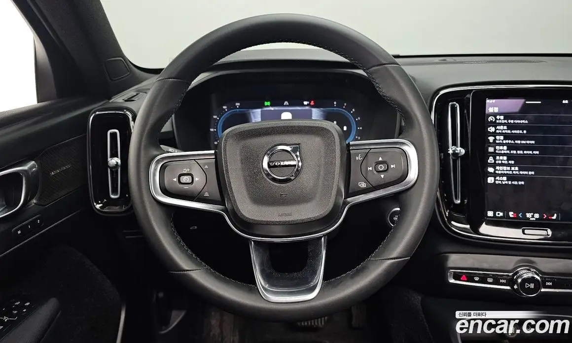Volvo XC40 2025 2.0 автомат (гидро), фото 19