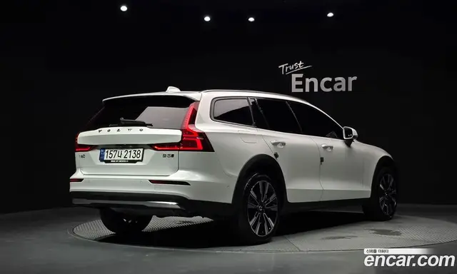 Volvo V60 2022 2.0 автомат (гидро), миниатюра 2