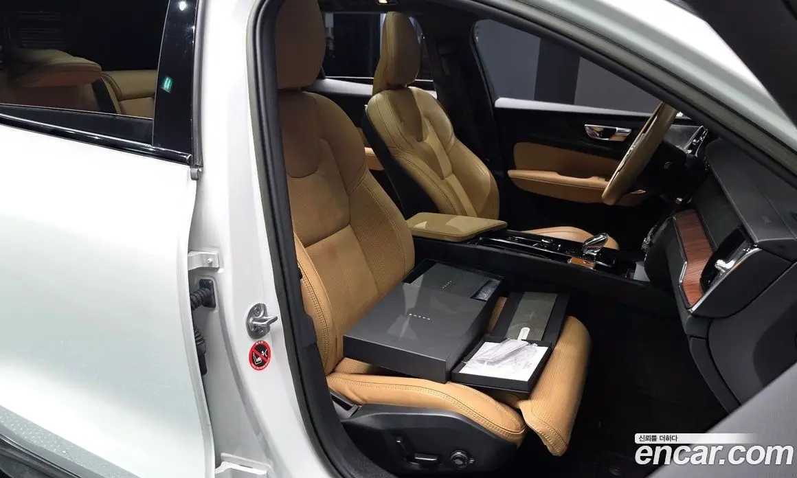 Volvo V60 2022 2.0 автомат (гидро), фото 16