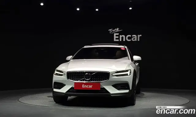 Volvo V60 2022 2.0 автомат (гидро), миниатюра 3
