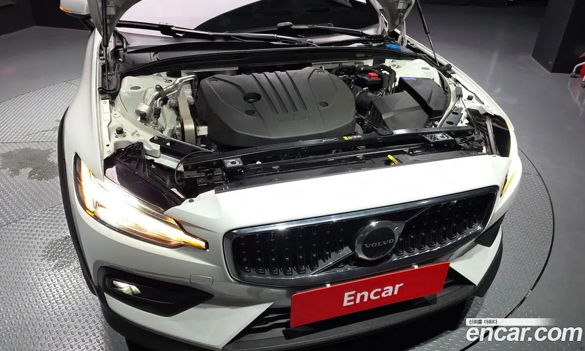Volvo V60 2022 2.0 автомат (гидро), фото 6