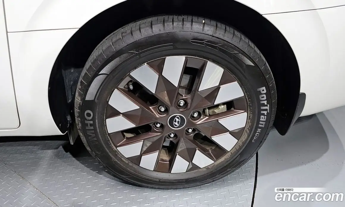 Hyundai Staria 2021 2.2 автомат (гидро), фото 7