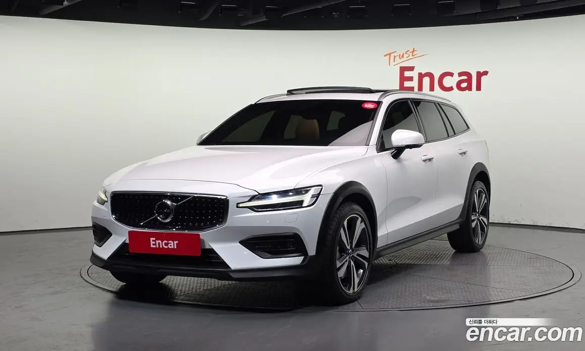 Volvo V60 2020 2.0 автомат (гидро), фото 1 Volvo V60 2020 2.0 автомат (гидро), фото 1