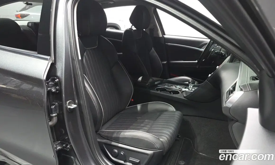 Genesis G70 2019 2.0 автомат (гидро), фото 16 Genesis G70 2019 2.0 автомат (гидро), фото 16