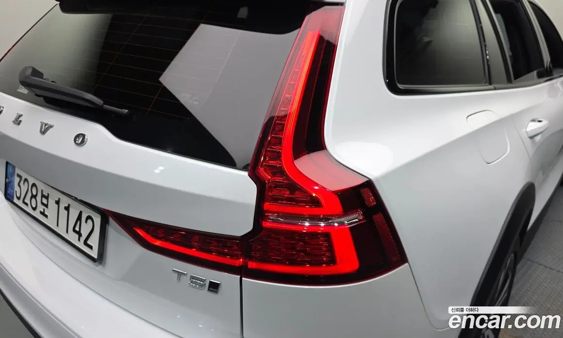 Volvo V60 2019 2.0 автомат (гидро), фото 9 Volvo V60 2019 2.0 автомат (гидро), фото 9