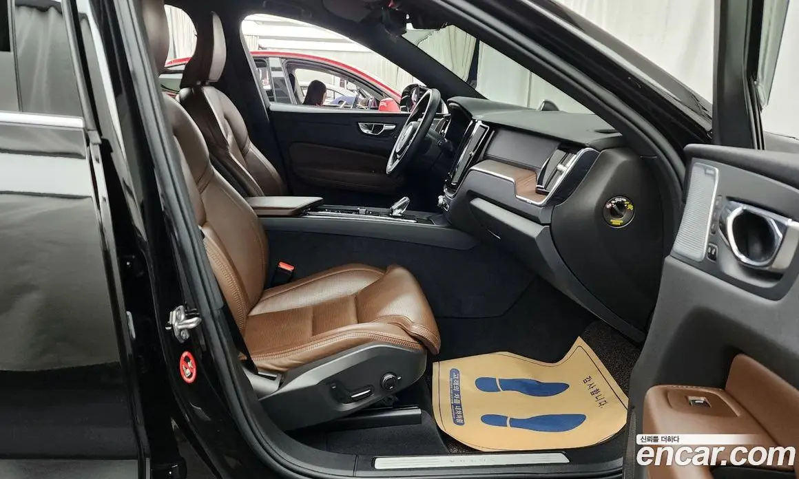 Volvo XC60 2021 2.0 автомат (гидро), фото 16