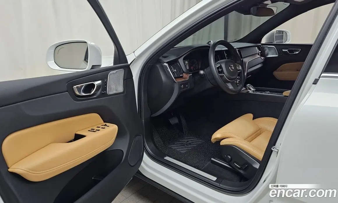 Volvo XC60 2021 2.0 автомат (гидро), фото 12