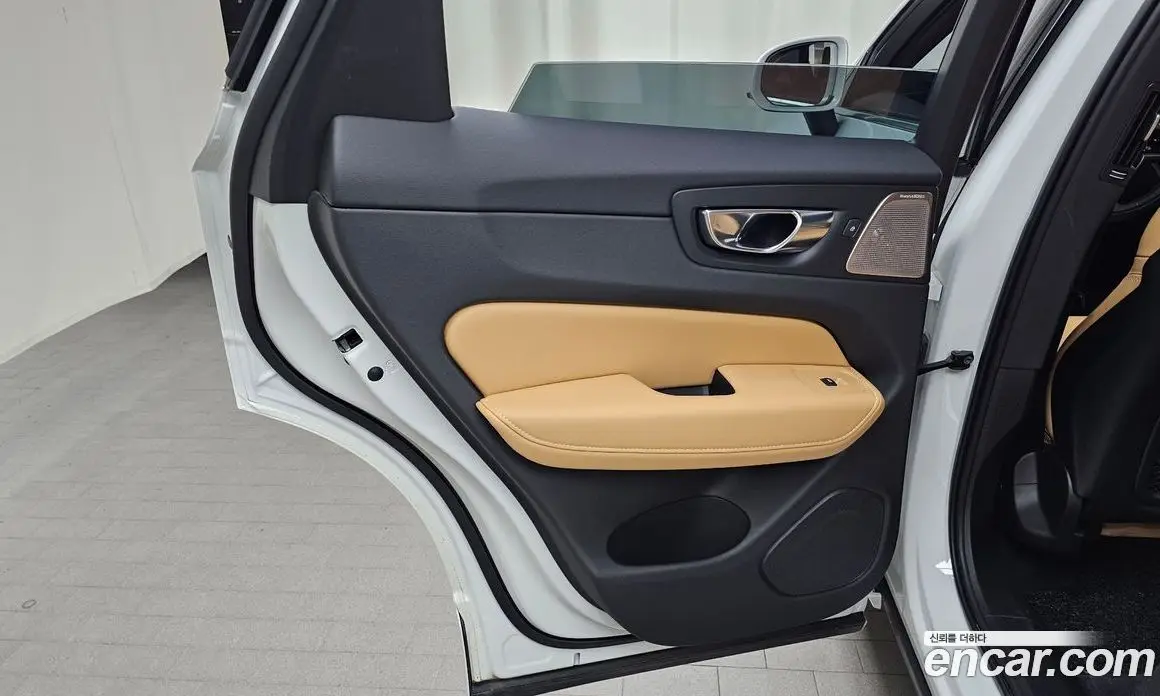 Volvo XC60 2021 2.0 автомат (гидро), фото 14