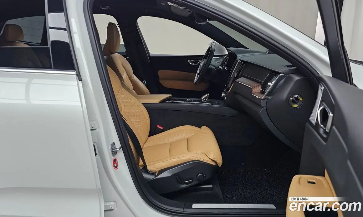 Volvo XC60 2021 2.0 автомат (гидро), фото 15