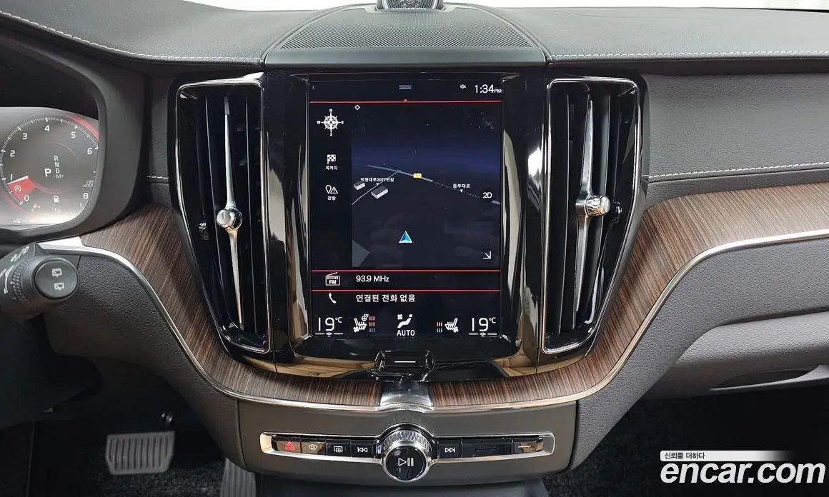 Volvo XC60 2021 2.0 автомат (гидро), фото 17