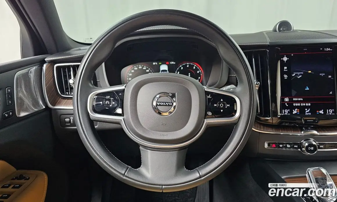 Volvo XC60 2021 2.0 автомат (гидро), фото 18