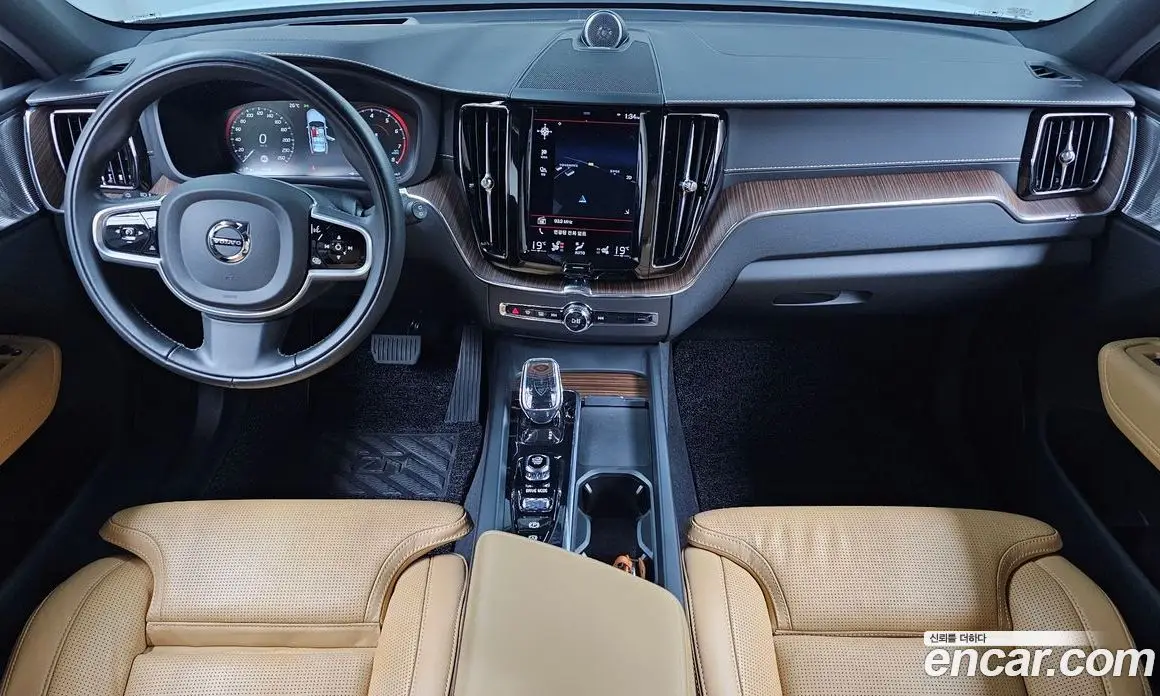 Volvo XC60 2021 2.0 автомат (гидро), фото 9