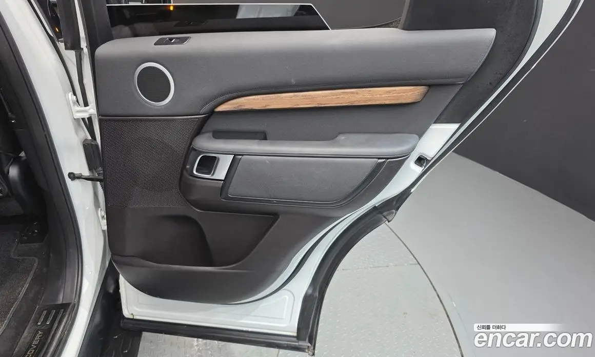 Land Rover Discovery 2018 3.0 автомат (гидро), фото 15 Land Rover Discovery 2018 3.0 автомат (гидро), фото 15