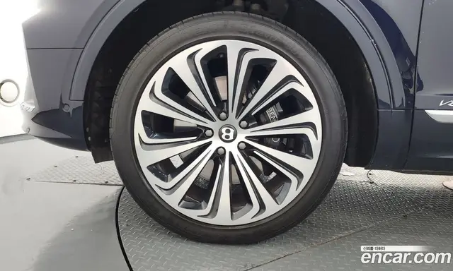 Bentley Bentayga 2022 4.0 автомат (гидро), миниатюра 5