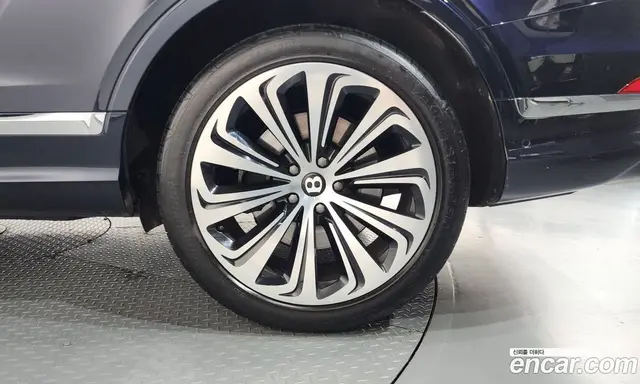 Bentley Bentayga 2022 4.0 автомат (гидро), миниатюра 7