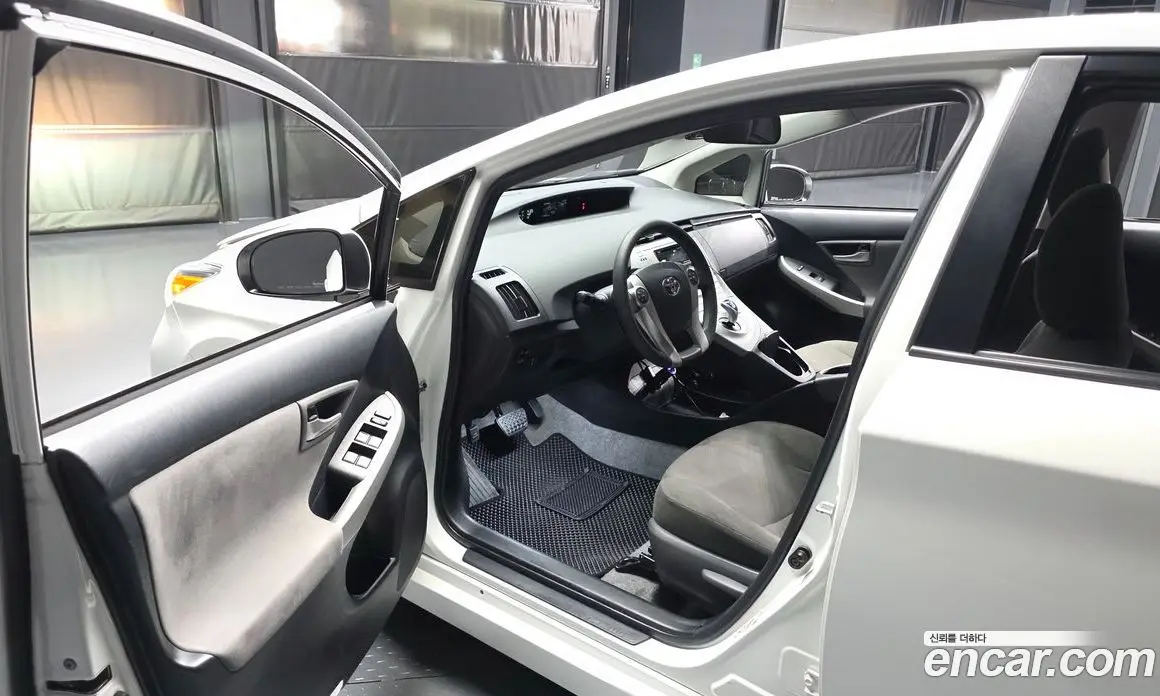Toyota Prius 2015 1.8 автомат (гидро), фото 10 Toyota Prius 2015 1.8 автомат (гидро), фото 10