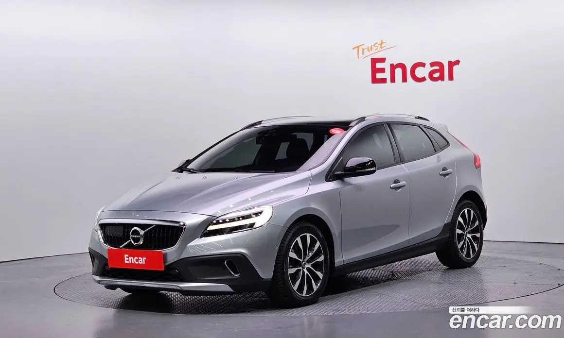 Volvo V40 2019 2.0 автомат (гидро), фото 1 Volvo V40 2019 2.0 автомат (гидро), фото 1