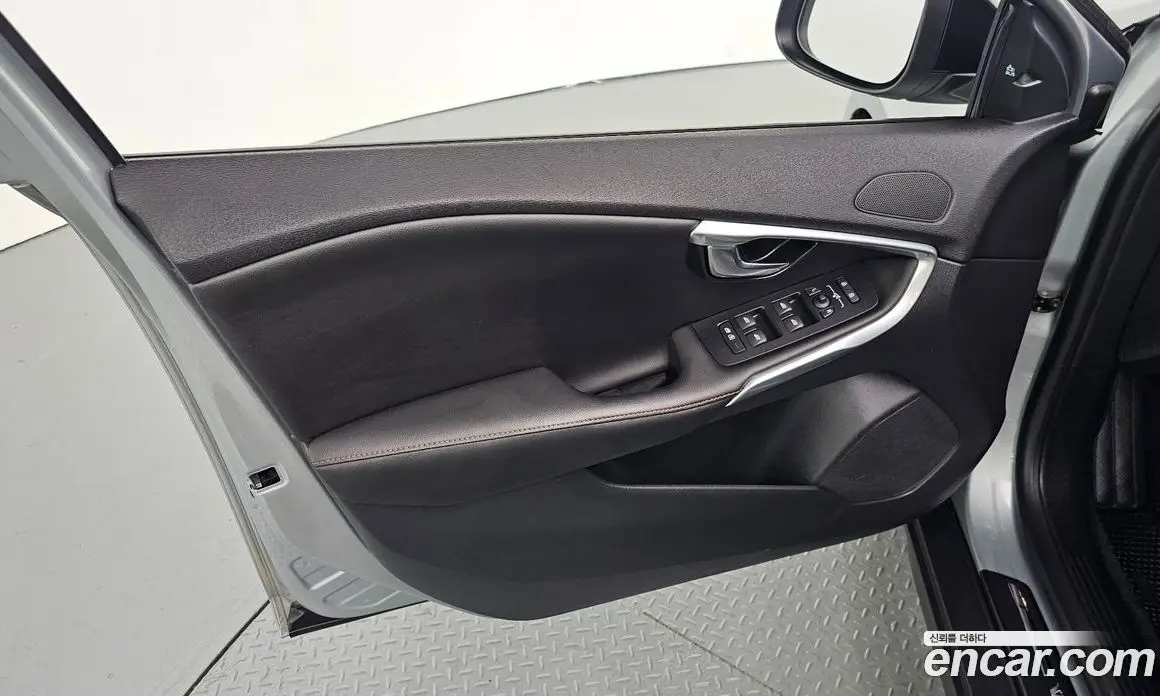 Volvo V40 2019 2.0 автомат (гидро), фото 14 Volvo V40 2019 2.0 автомат (гидро), фото 14