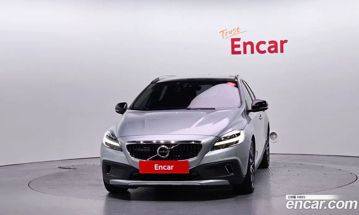 Volvo V40 2019 2.0 автомат (гидро), фото 3 Volvo V40 2019 2.0 автомат (гидро), фото 3