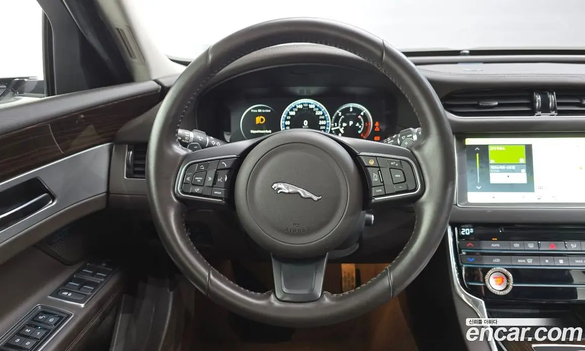 Jaguar XF 2017 2.0 автомат (гидро), фото 13