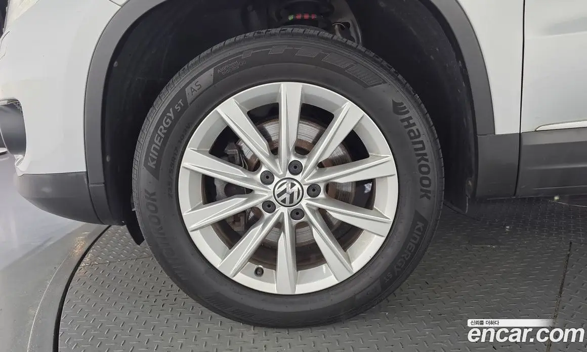 Volkswagen Tiguan 2015 2.0 автомат (гидро), фото 5 Volkswagen Tiguan 2015 2.0 автомат (гидро), фото 5