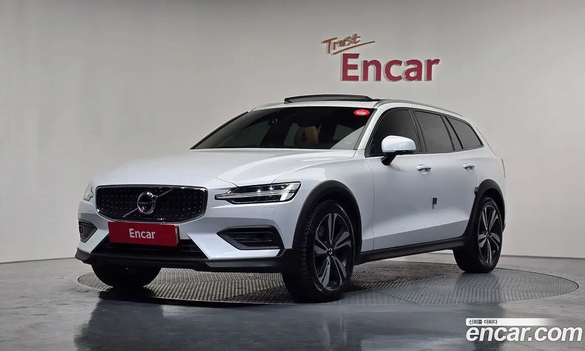 Volvo V60 2019 2.0 автомат (гидро), фото 1 Volvo V60 2019 2.0 автомат (гидро), фото 1