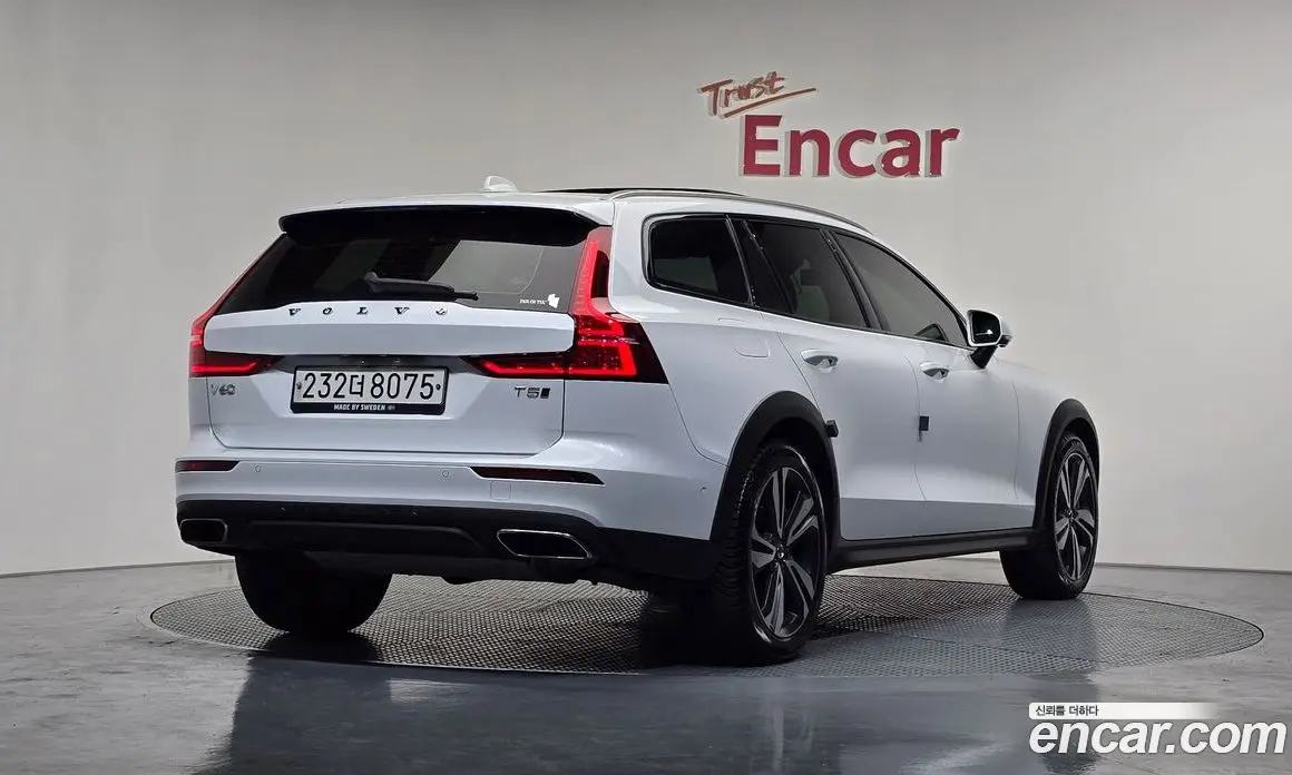 Volvo V60 2019 2.0 автомат (гидро), фото 2 Volvo V60 2019 2.0 автомат (гидро), фото 2