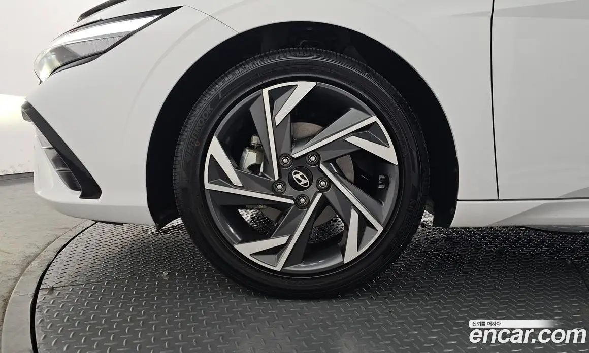 Hyundai Avante 2024 1.6 автомат (гидро), фото 5