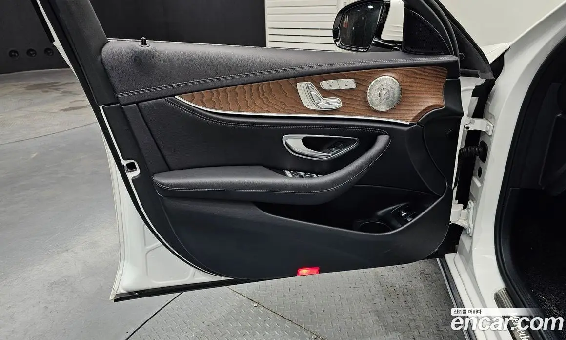 Mercedes-Benz E-Class 2023 2.0 автомат (гидро), фото 14