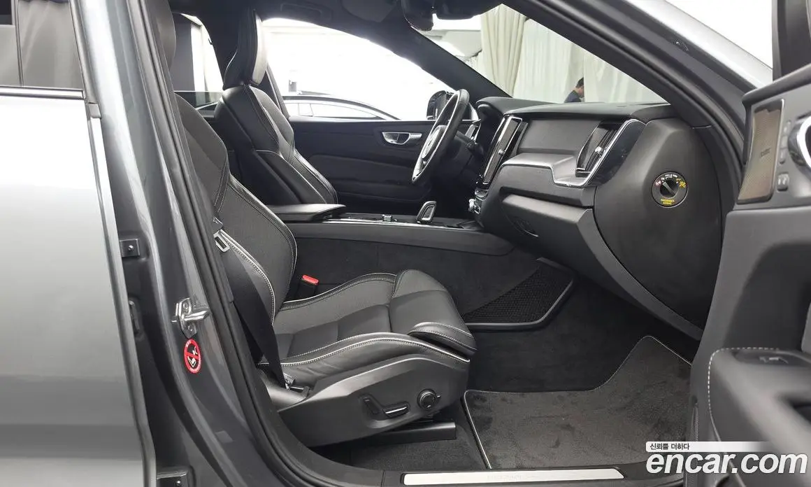 Volvo XC60 2021 2.0 автомат (гидро), фото 17