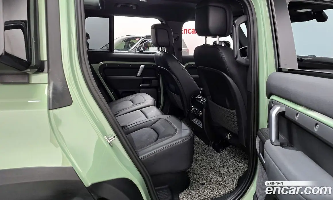 Land Rover Defender 2023 3.0 автомат (гидро), фото 17