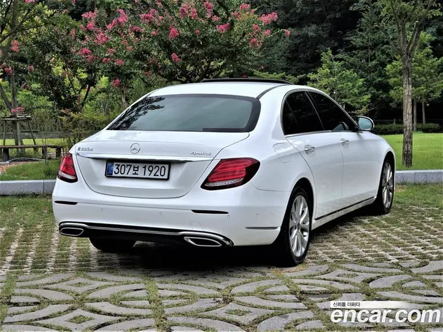 Mercedes-Benz E-Class 2018 1.9 автомат (гидро), миниатюра 3
