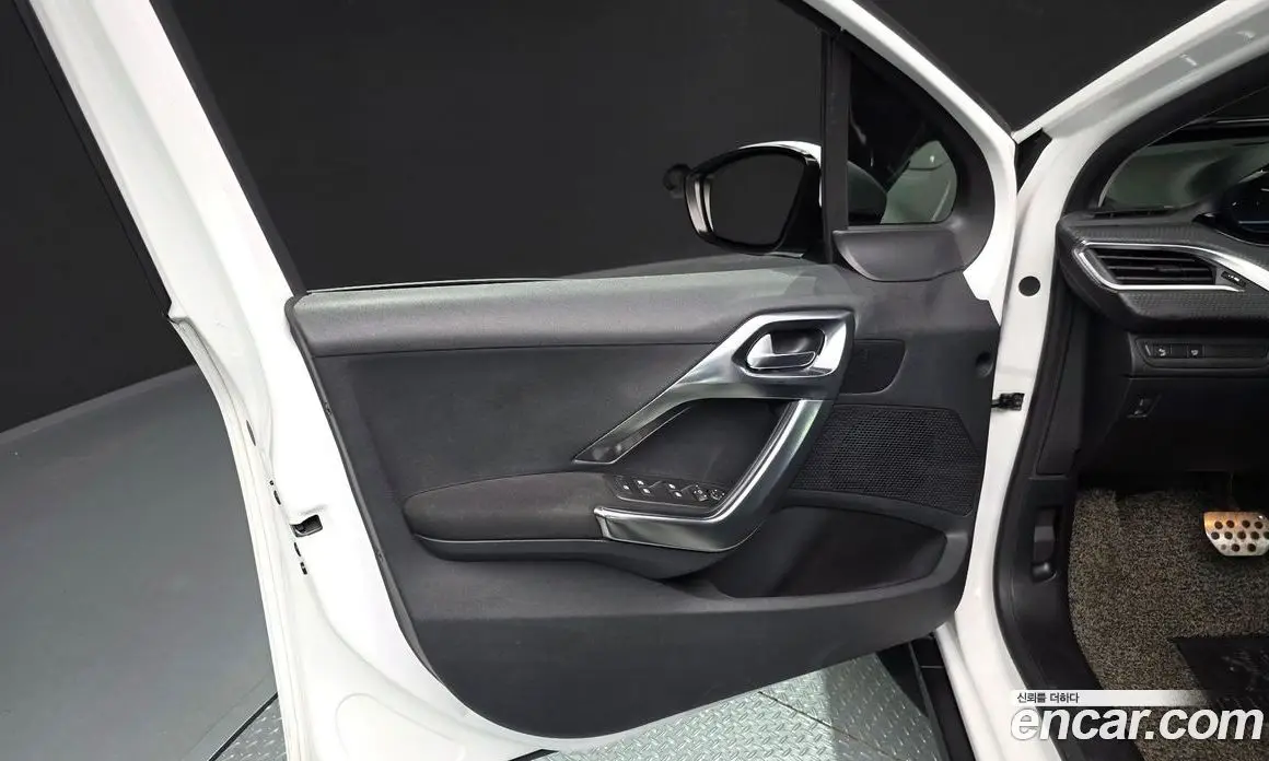 Peugeot 2008 2018 1.6 автомат (гидро), фото 14