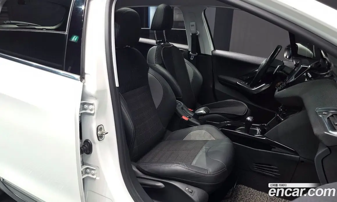 Peugeot 2008 2018 1.6 автомат (гидро), фото 16