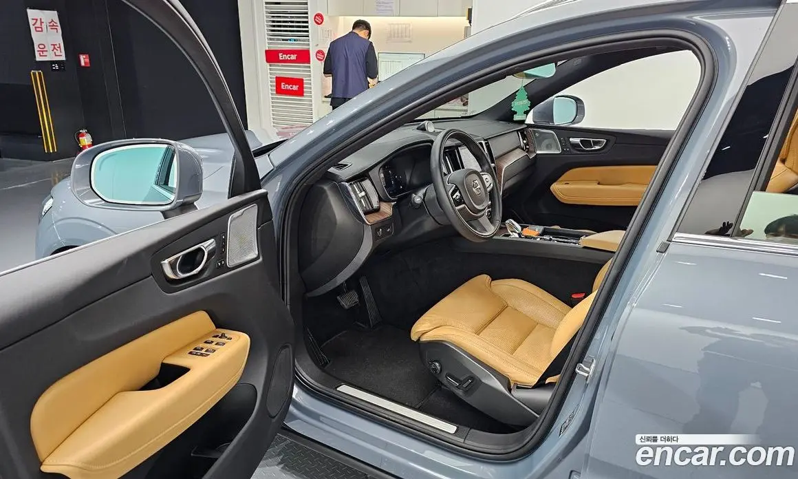 Volvo XC60 2021 2.0 автомат (гидро), фото 13