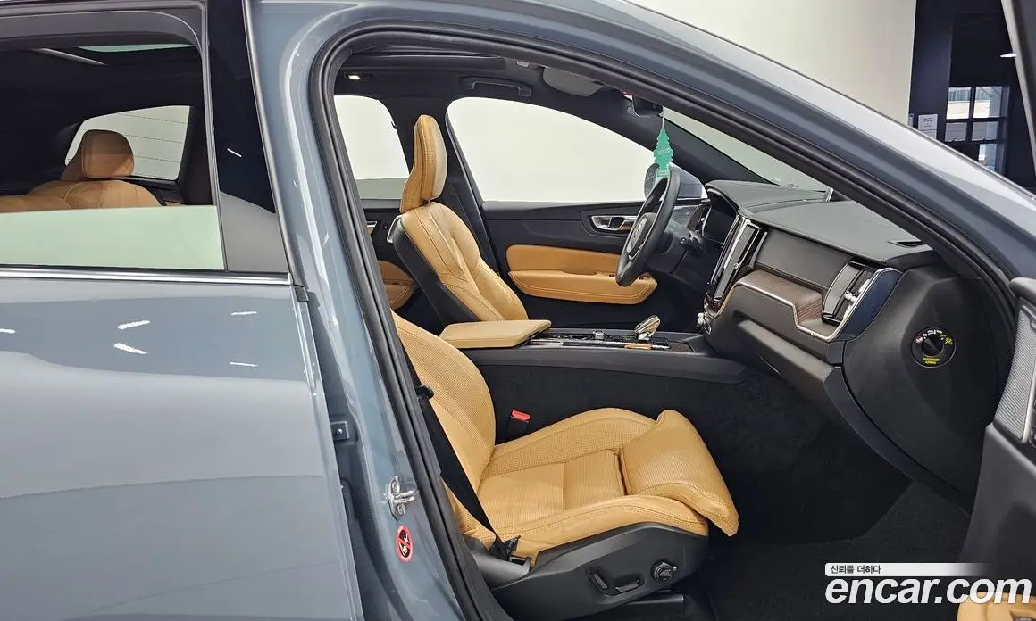 Volvo XC60 2021 2.0 автомат (гидро), фото 17