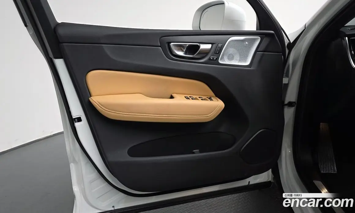 Volvo XC60 2025 2.0 автомат (гидро), фото 13