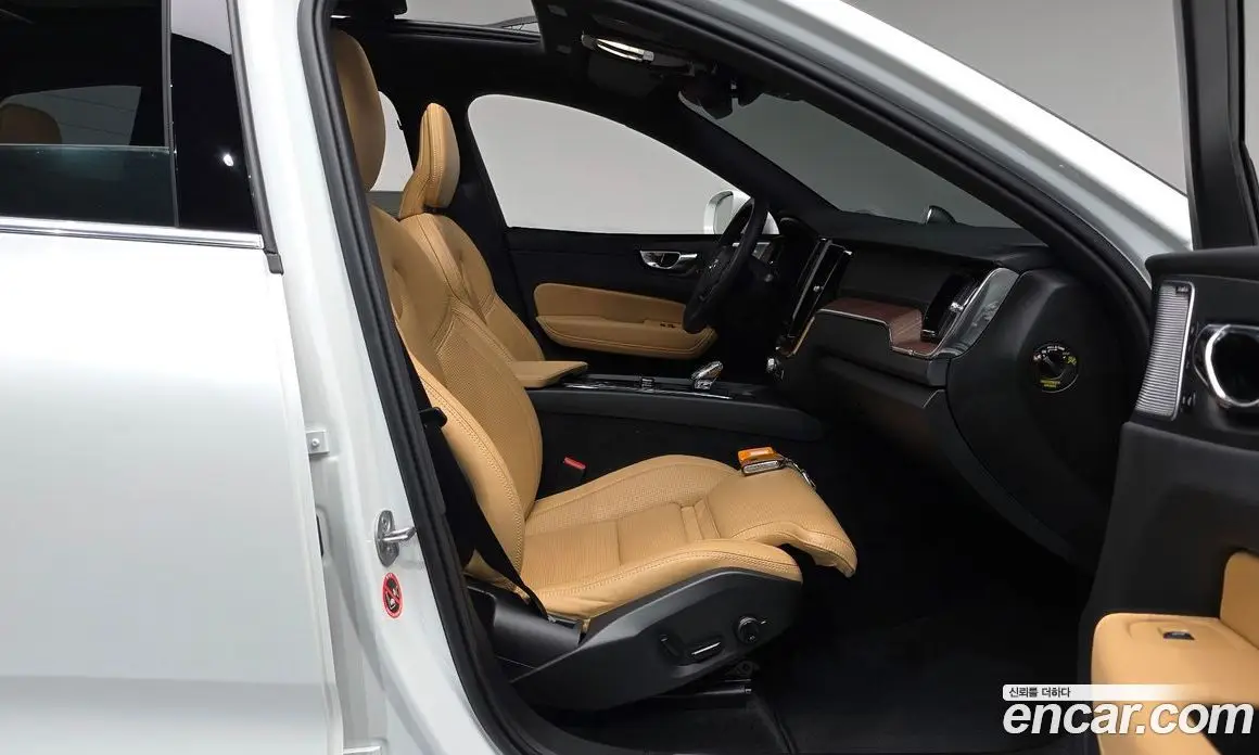 Volvo XC60 2025 2.0 автомат (гидро), фото 15