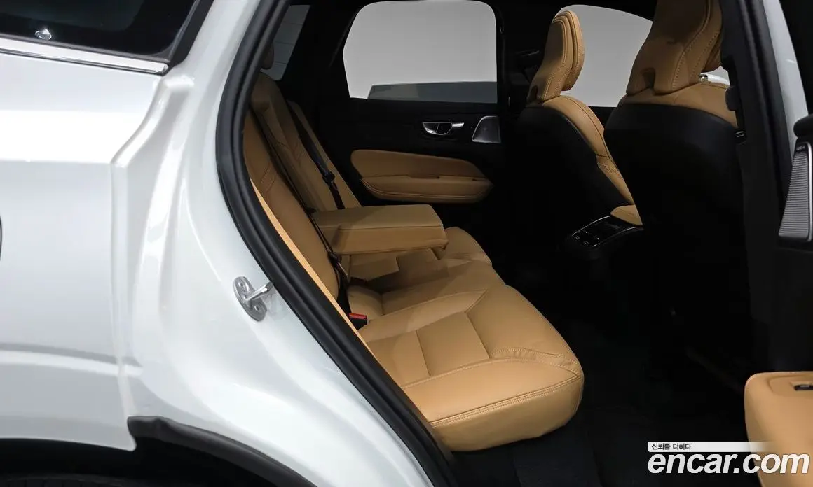 Volvo XC60 2025 2.0 автомат (гидро), фото 16