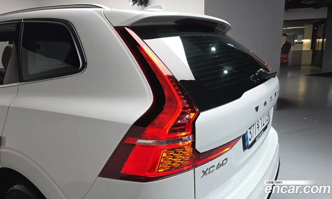 Volvo XC60 2025 2.0 автомат (гидро), фото 8