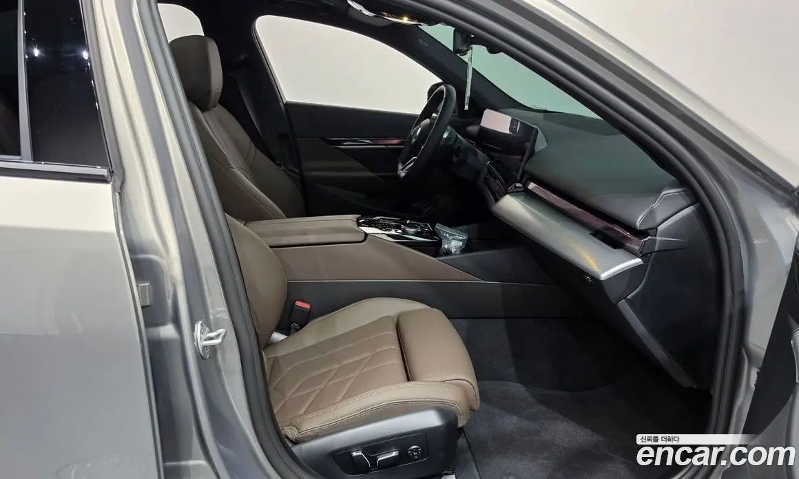 BMW 5 серия 2025 2.0 автомат (гидро), фото 15 BMW 5 серия 2025 2.0 автомат (гидро), фото 15