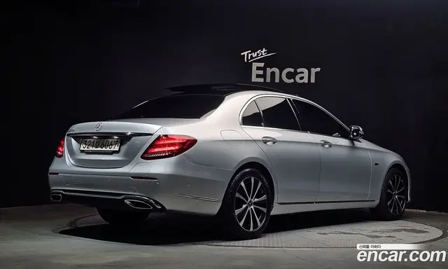 Mercedes-Benz E-Class 2019 2.0 автомат (гидро), миниатюра 2