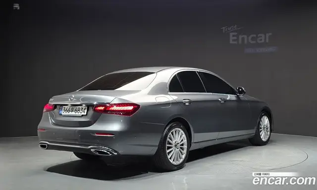 Mercedes-Benz E-Class 2022 2.0 автомат (гидро), миниатюра 2