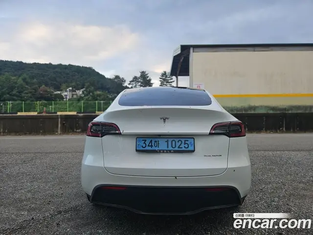 Tesla Model Y 2023 0.2 автомат (гидро), миниатюра 4