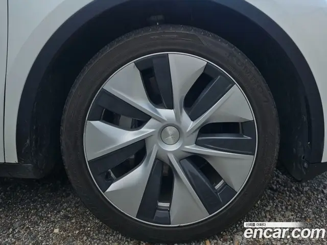 Tesla Model Y 2023 0.2 автомат (гидро), миниатюра 5